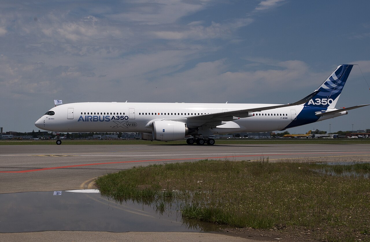 资料照片:2013年A350家族首飞后,最初的空客A350原型机在图卢兹滑行。