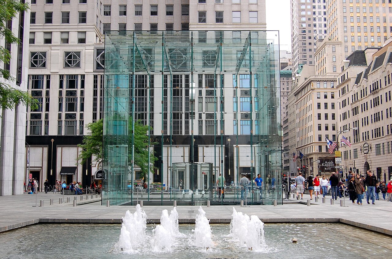 资料照片:纽约 Apple Fifth Avenue 玻璃立方体入口的外景。