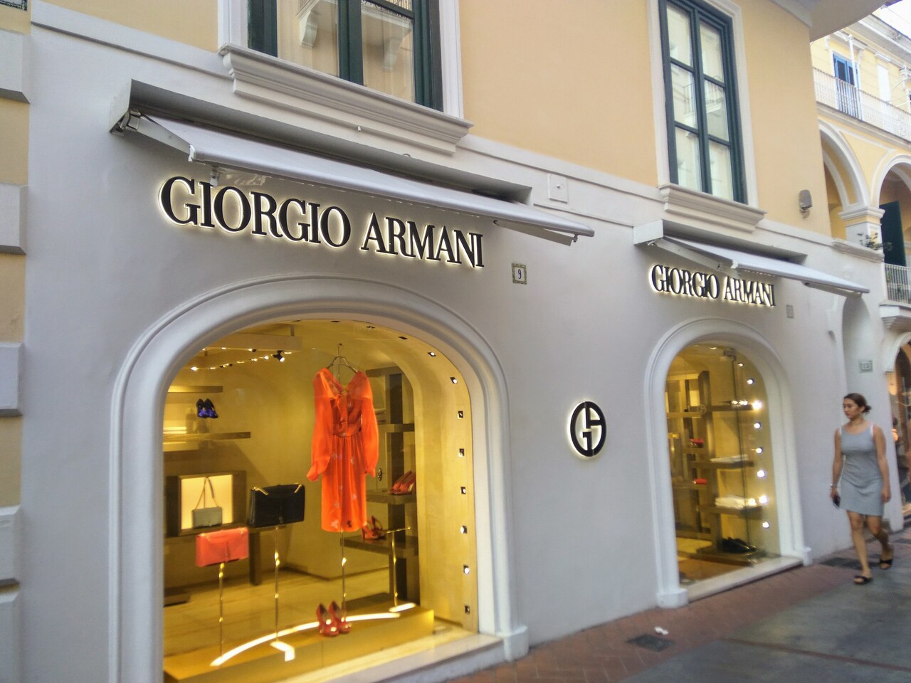 意大利卡普里岛一家Giorgio Armani店面的资料照片。