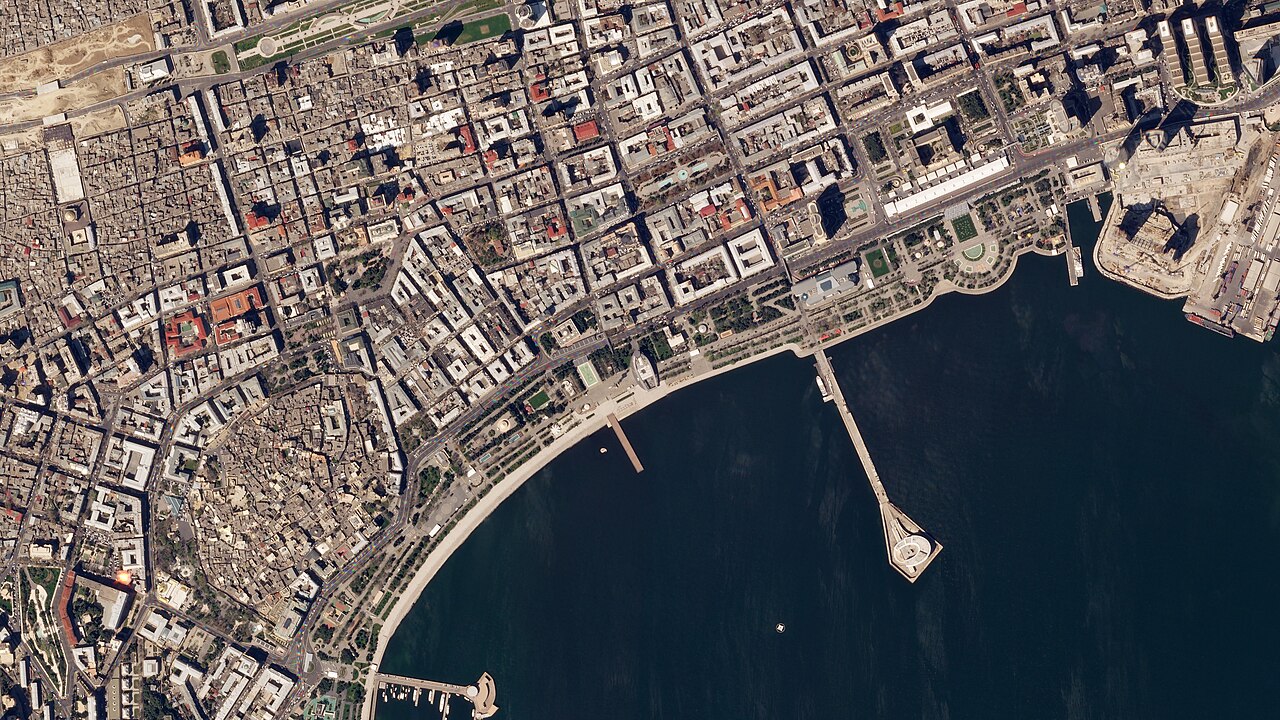 巴库市中心的卫星资料图,可见里海海滨及巴库城市赛道所在街区。