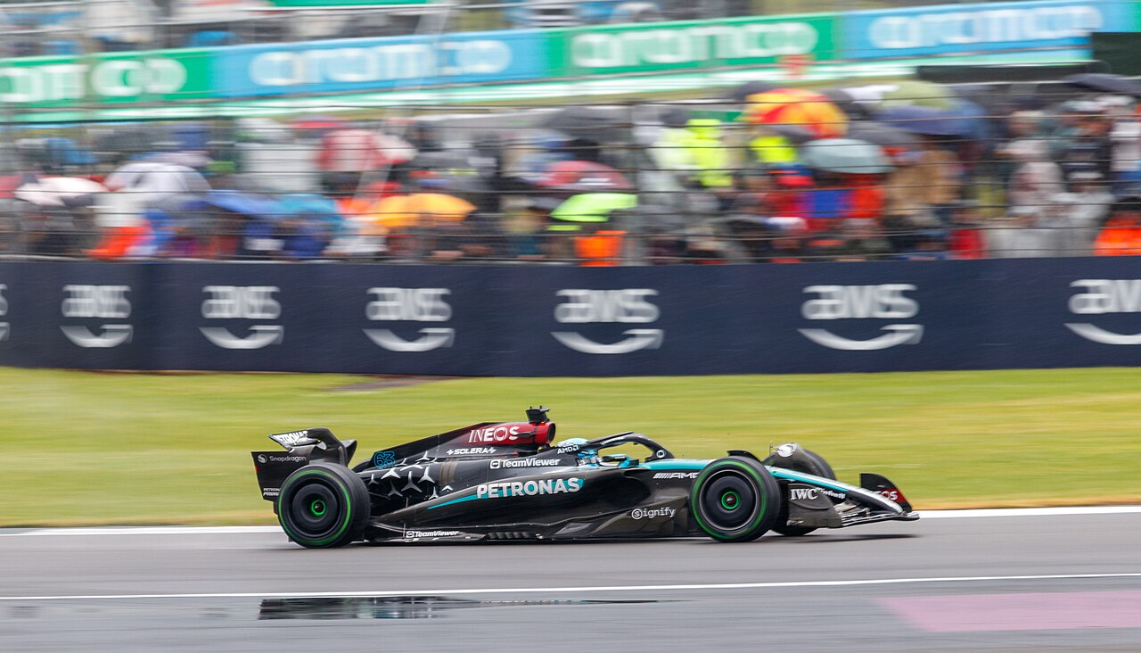 2024英国大奖赛期间,George Russell 的奔驰F1赛车在赛道上行驶的资料照片。