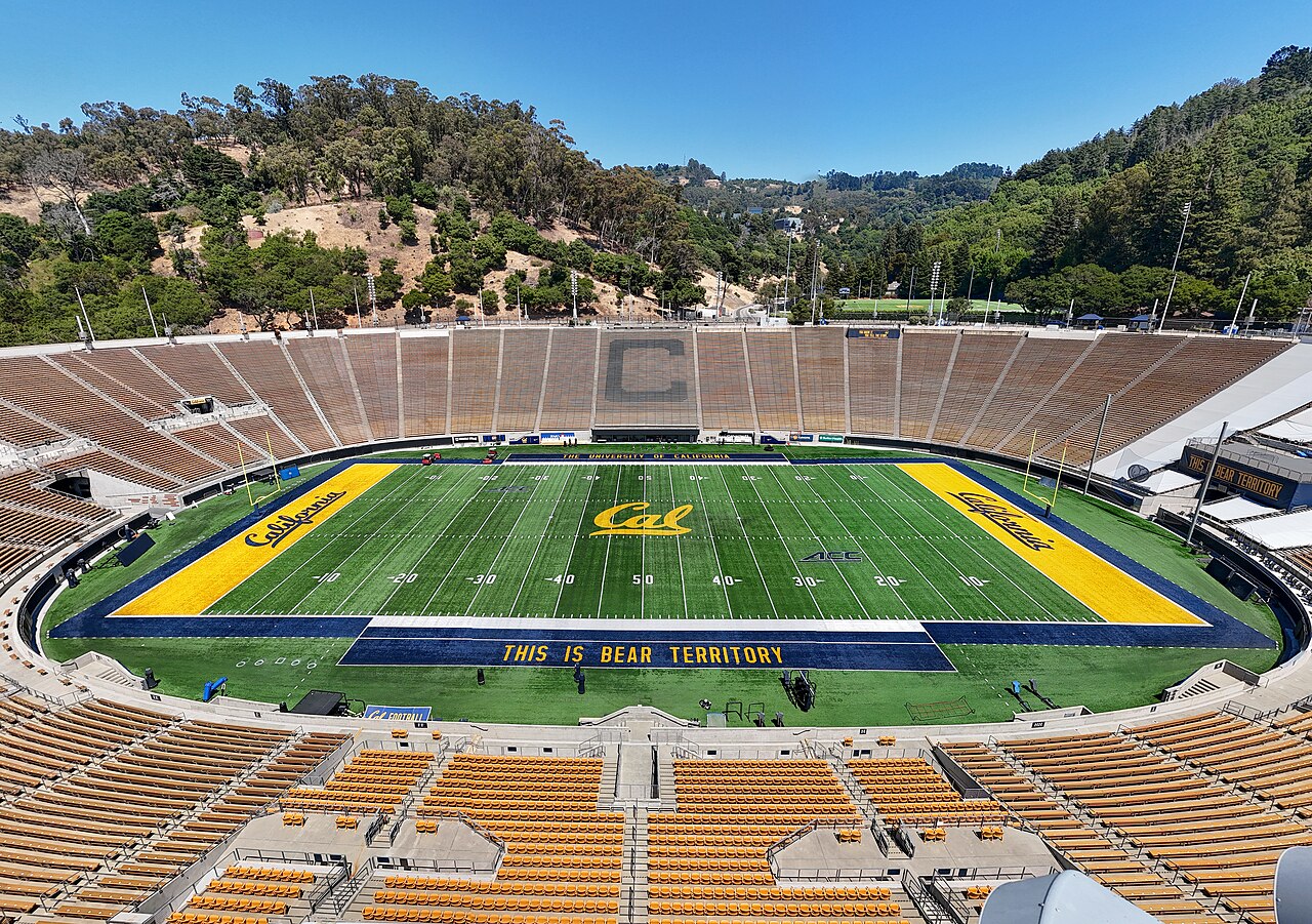 从看台望向伯克利 California Memorial Stadium 的资料照片,可见球场上的 California 标识。
