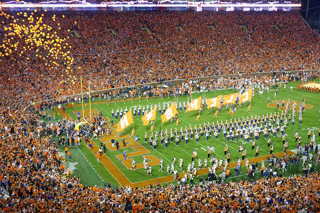 Clemson Memorial Stadium 大学橄榄球比赛期间的资料照片,画面越过场地望向看台。
