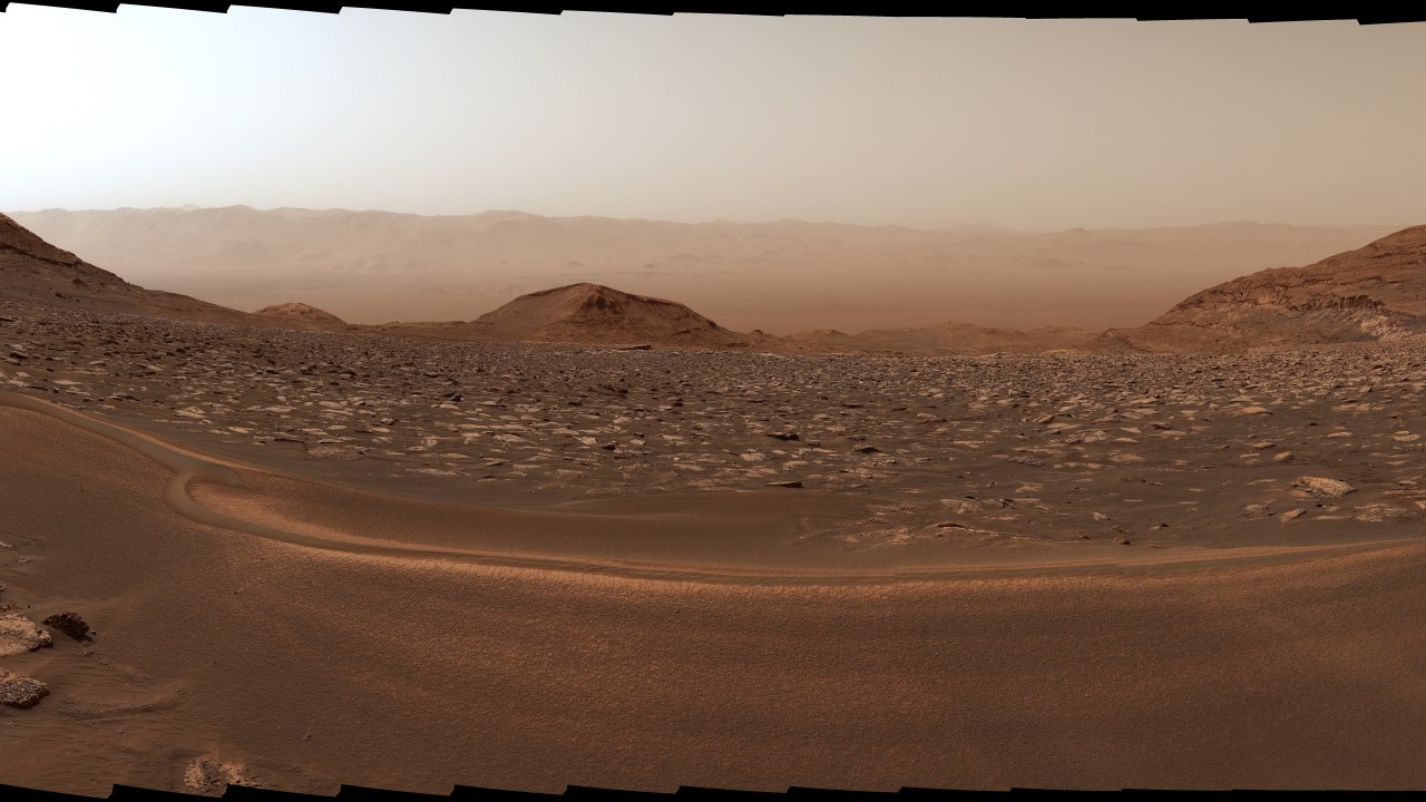 NASA/JPL-Caltech/MSSS全景图:越过好奇号车辙与岩石坡面,望向雾霭中的盖尔陨石坑底和坑缘