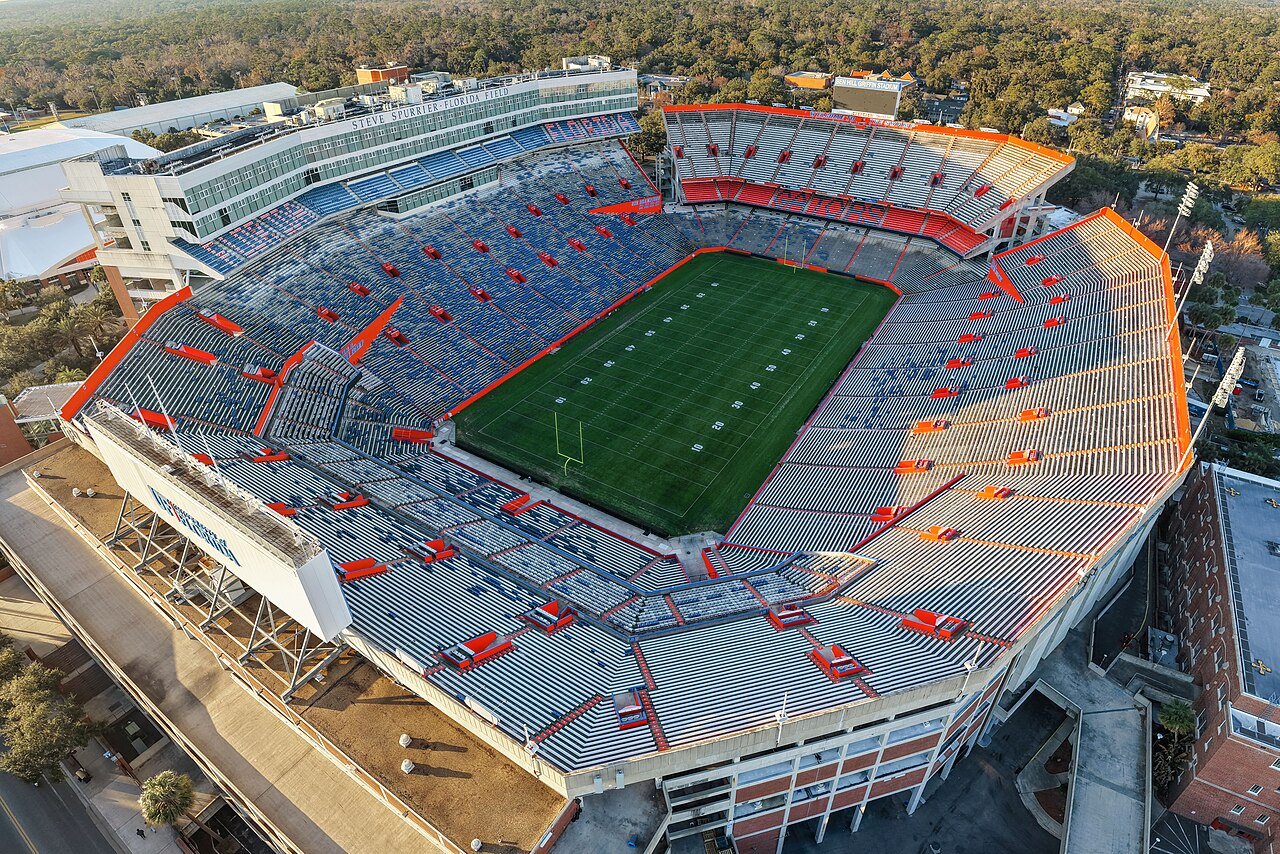 资料航拍：Gainesville的Ben Hill Griffin Stadium，空旷的橙蓝色看台环绕橄榄球场。