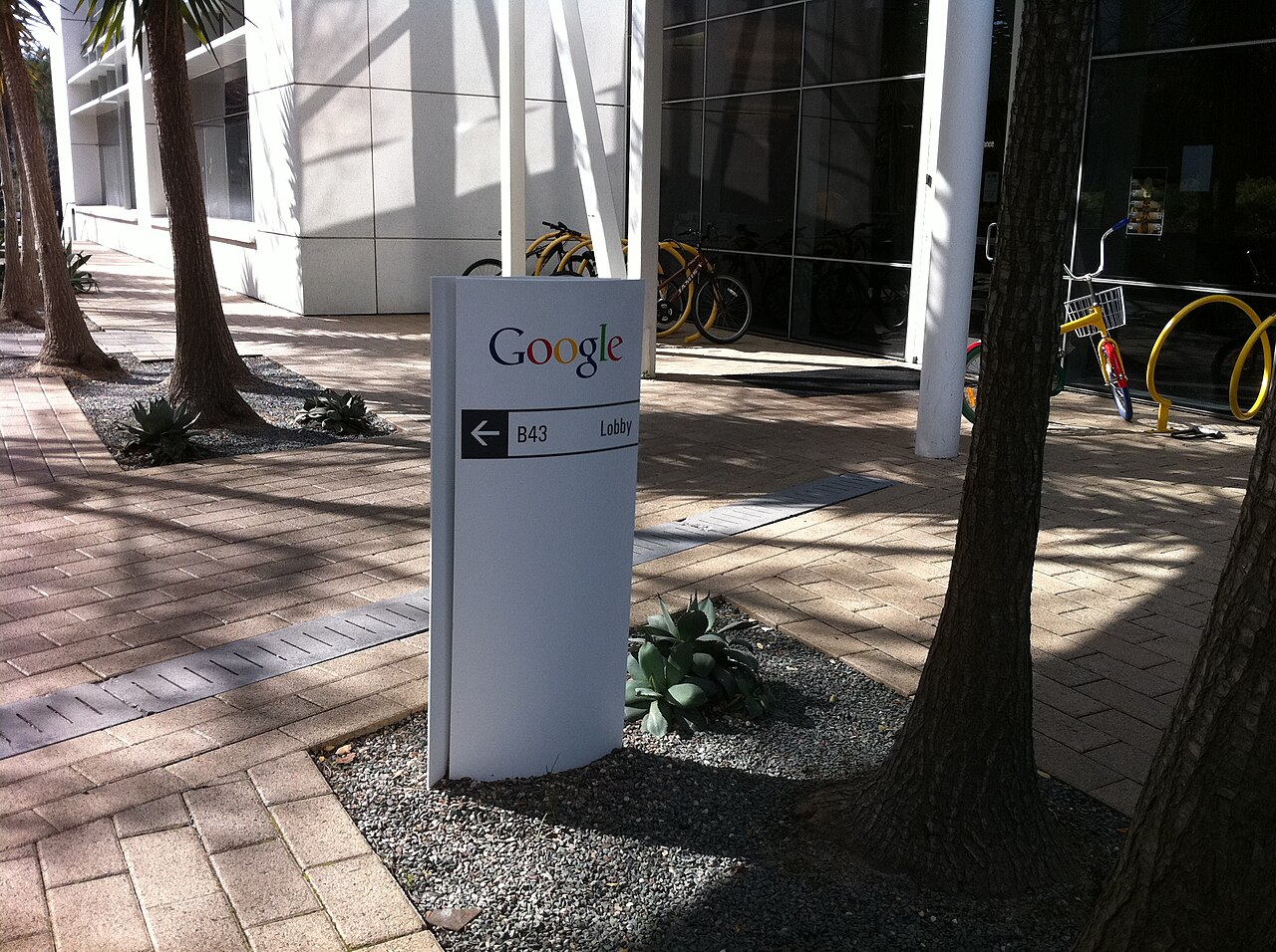 Google 山景城园区建筑和绿化庭院的资料照片。