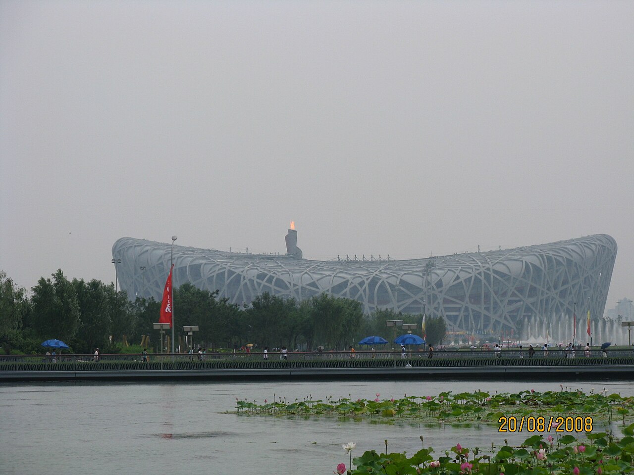 2008年夏季奥运会期间的北京国家体育场资料照片,体育场上方可见奥运圣火。