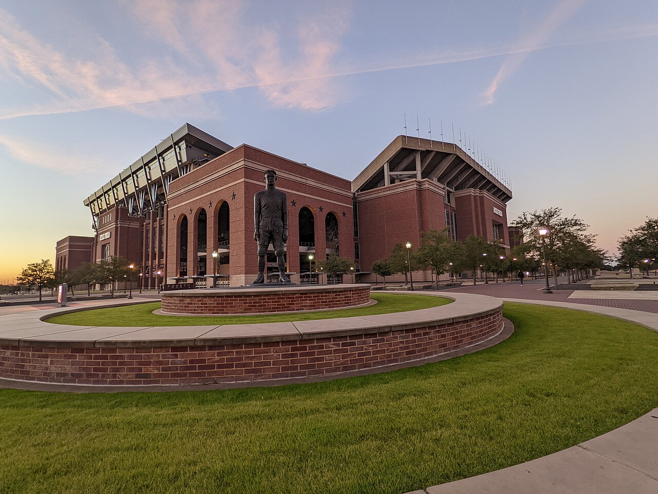 资料照片:得州农工大学Kyle Field,前方可见12th Man雕像。