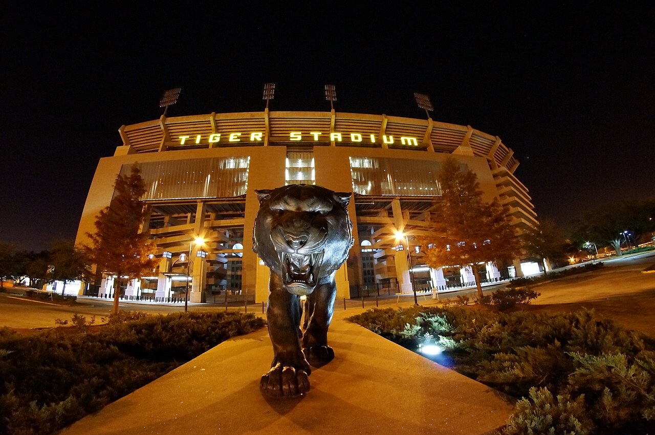 资料照片:夜间的Baton Rouge Tiger Stadium,前景是一座老虎雕像。