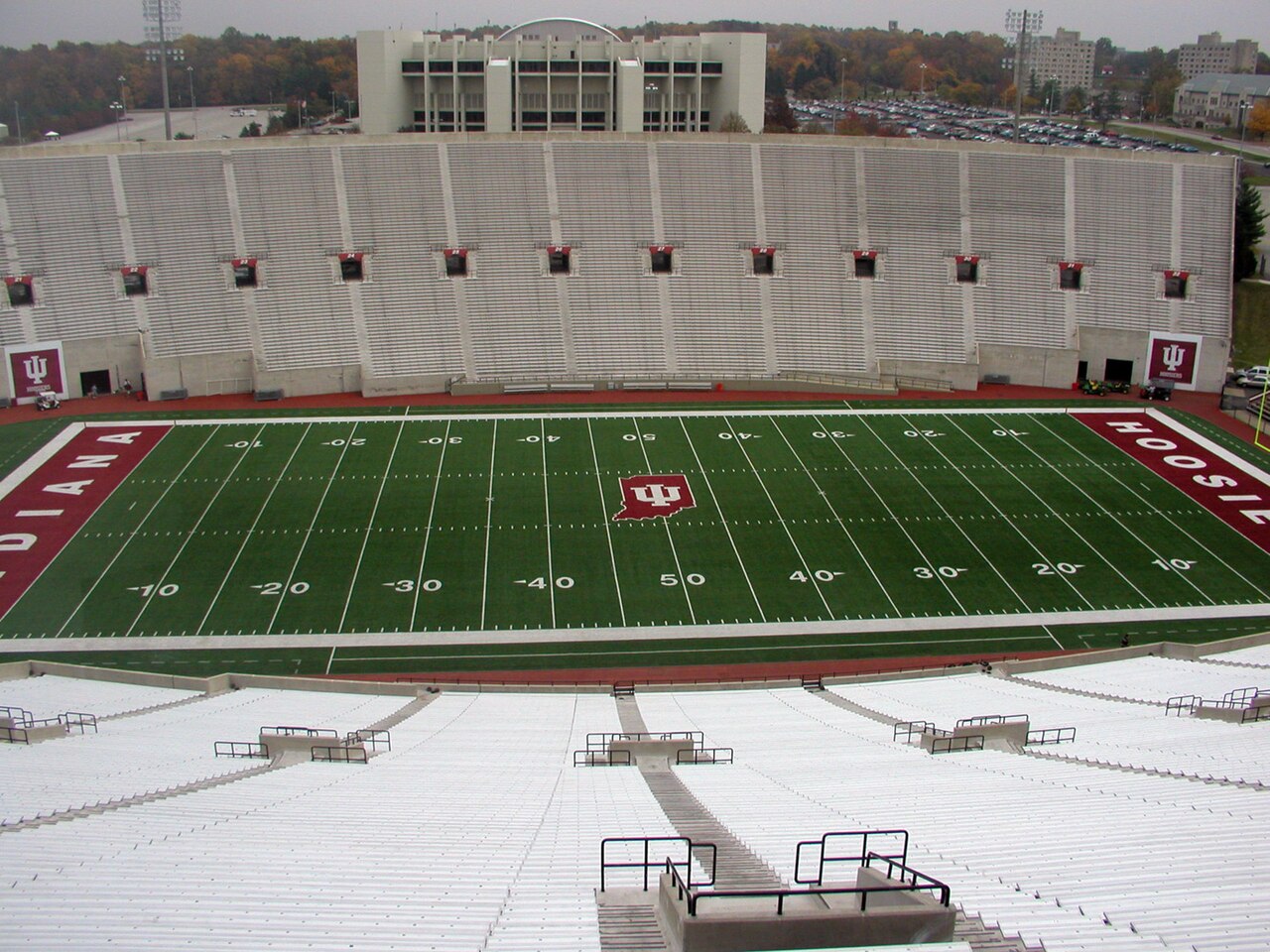 从看台俯瞰印第安纳大学布卢明顿 Memorial Stadium，球场中线可见 IU 标志。