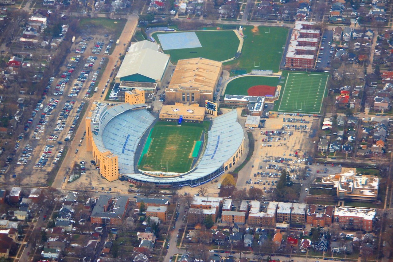 航拍 Northwestern 大学旧 Ryan Field 以及埃文斯顿校区周边体育设施。