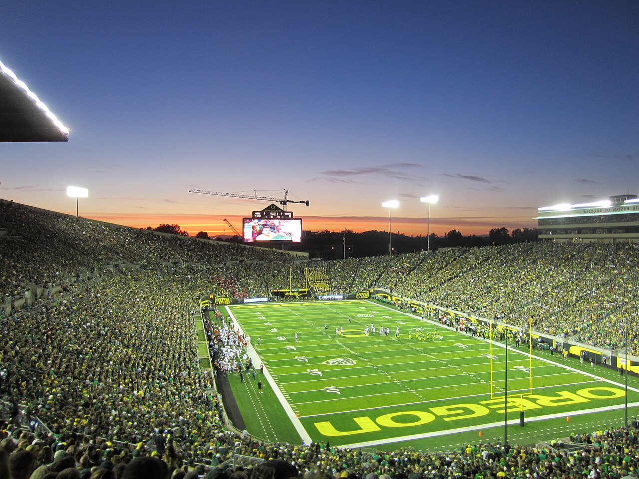资料照片:日落时分,俄勒冈鸭队主场Autzen Stadium坐满观众。