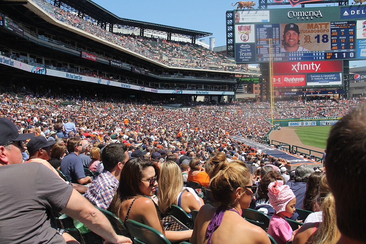资料图：从底特律 Comerica Park 场内望向球场，可见看台、场地边缘和外野大型记分牌。