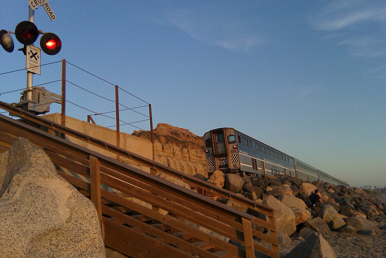 一列美铁“太平洋冲浪者”列车沿圣克莱门特岩石海岸行驶的资料照片。