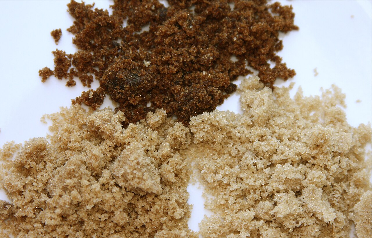 资料照片：三个碗分别装有马斯科瓦多糖、深色红糖和金色红糖。