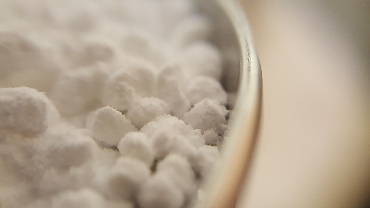 资料微距照片:松散糖粉形成柔软的纹理和小结块。