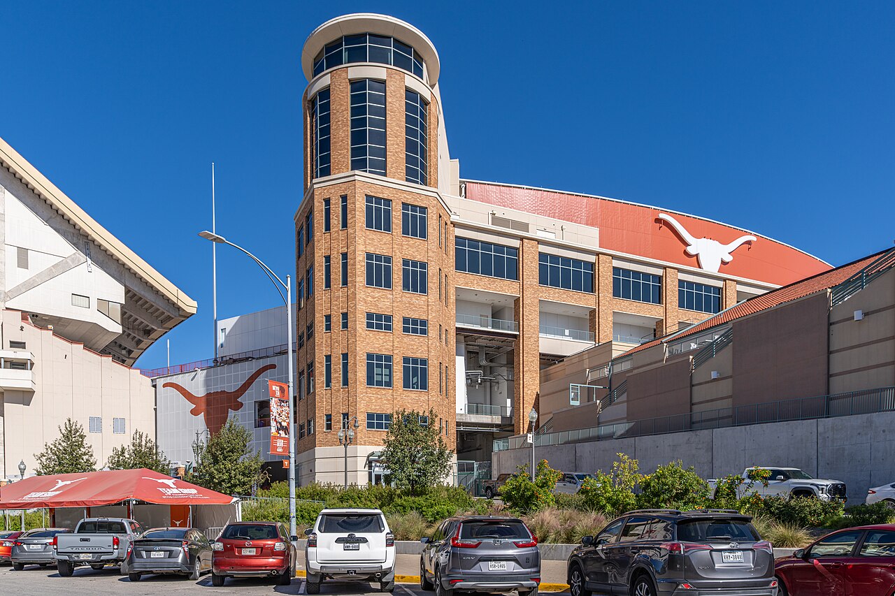 资料照片:Austin的Darrell K Royal–Texas Memorial Stadium外部,可见砖塔和大型Texas Longhorn标志。