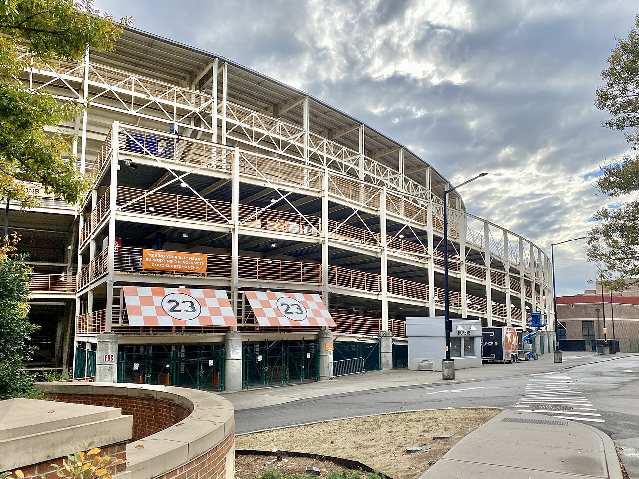 资料照片:Knoxville的Neyland Stadium外部,可见多层看台结构、橙白色场馆装饰和入口区域。