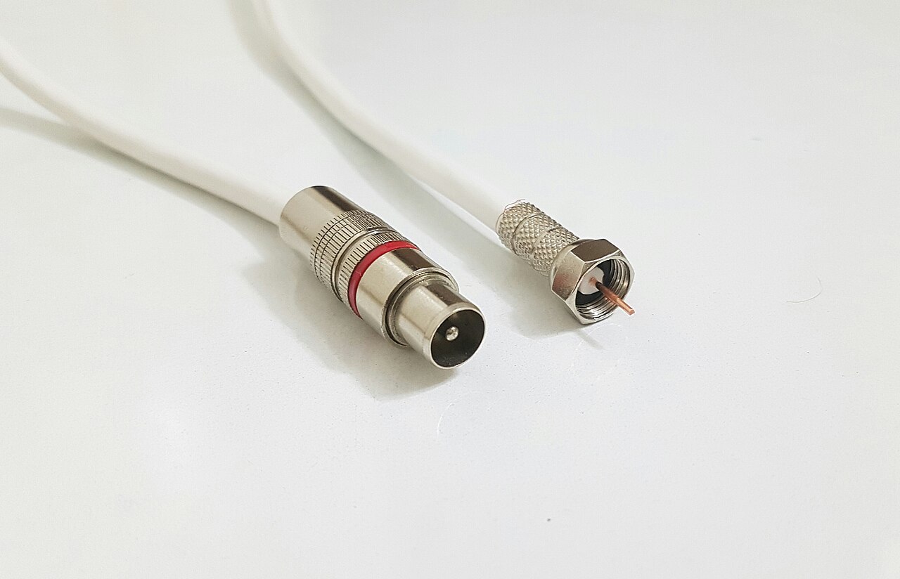 白色线缆上的电视天线同轴连接器特写。