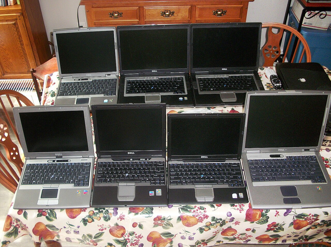 资料照片:多台 Dell Latitude 商用笔记本摆在一起。